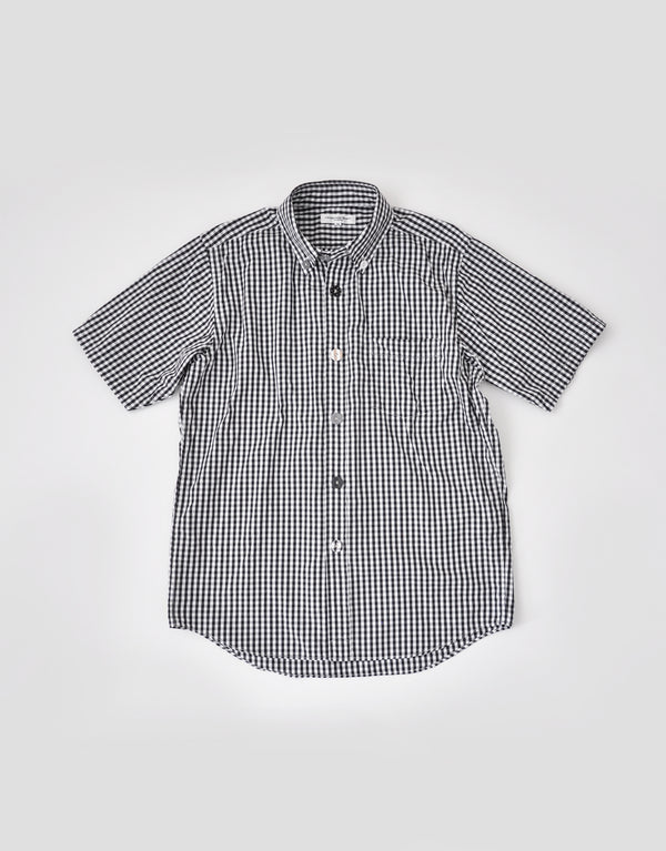 くるみボタンの半袖シャツ